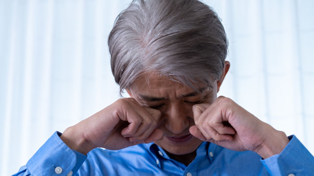 母さん、助けて…〈年収1,000万円超〉の52歳息子。ある夜、〈年金月10万円〉の78歳母に泣きついたワケ