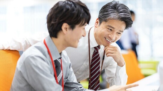 部下の自己肯定感が爆上がり…「頼られる上司」がやっている“2通りのほめ方”