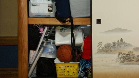 実家で偶然見つけた“封筒の束”…85歳父の押入れから出てきた〈まさかの現金700万円〉に絶句した50代長女、父の一言に涙