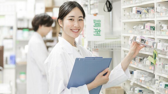 年収800万円以上・ほぼ残業ナシも…「薬剤師」という働き方