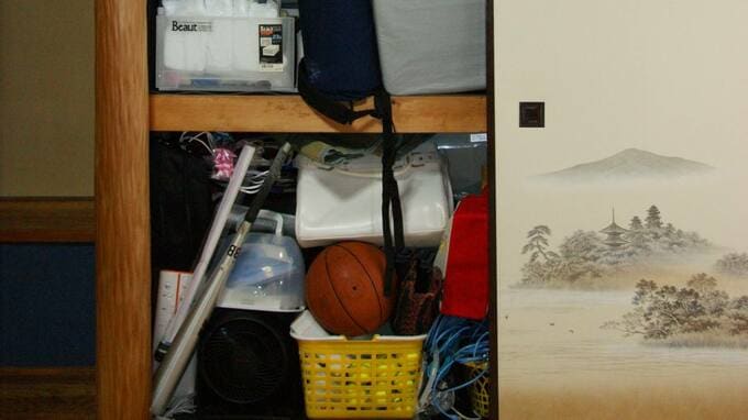 実家で偶然見つけた“封筒の束”…85歳父の押入れから出てきた〈まさかの現金700万円〉に絶句した50代長女、父の一言に涙