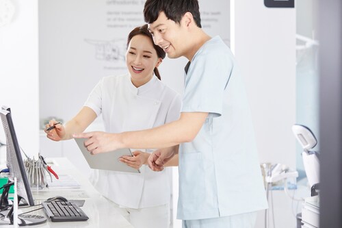 コーチングを学び、部下がどの様なことで困っているかヒアリングを開始。（※写真はイメージです／PIXTA）