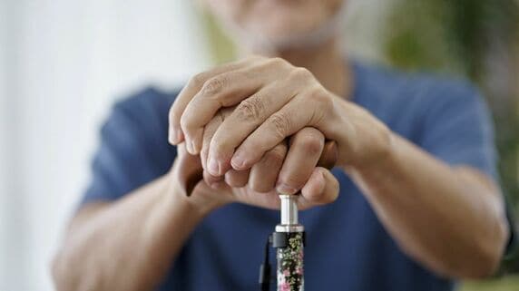 「余命半年」と宣告された年金暮らしの75歳父…「保険証券の裏」にどうしても書けなかった“5文字” 【FPが解説】