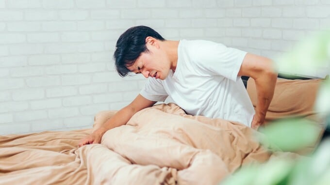 腰がバキバキ！ 朝、ベッドがから起きられない30代が急増中…デスクワーカーが無意識に行っている「悪い習慣」とは？
