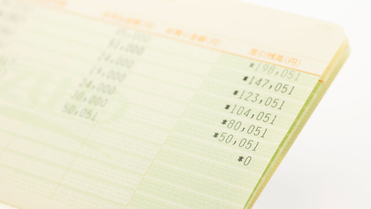 60代元公務員夫婦、もともと世帯年収は1,200万円・退職金計3,000万円が着金も…「老後資金ゼロ」の謎。露わとなった「原因」に絶句 【CFPの助言】