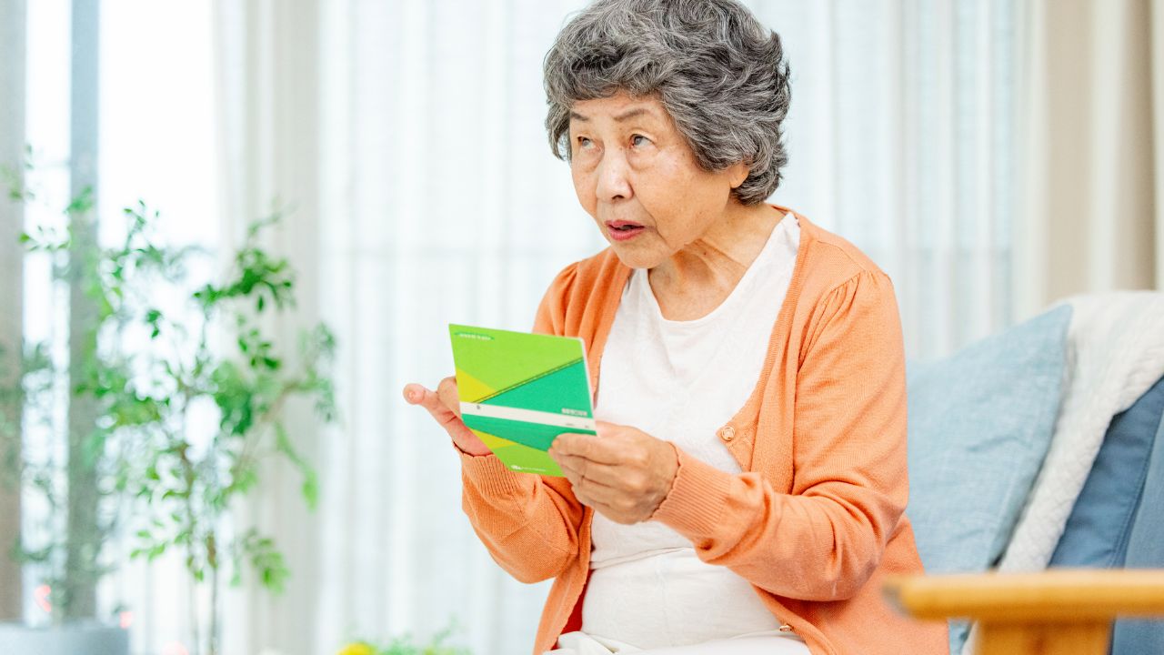 「年金は増えたのに苦しい…」年金16万円・77歳女性、貯金通帳を二度見。年金増額の喜びを打ち消した「予期せぬ通知」の中身