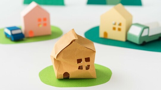恐ろしい…空き家の相続→売却で降りかかる〈相続税+所得税〉のWパンチ! 負担軽減の方法はあるか