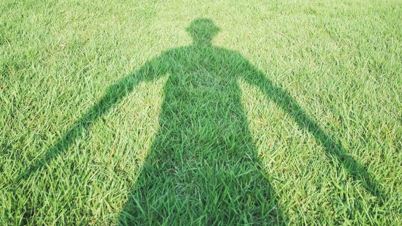 重心の置き方がポイントになる 正しい立ち方 富裕層向け資産防衛メディア 幻冬舎ゴールドオンライン