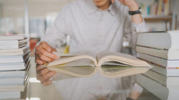 悲しい…「退屈な本を頑張って読む人」「食べ放題の店で元を取ろうとする人」が損する理由【経済評論家が解説】