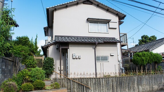 両親の介護に尽くした二女、遺言で4,000万円の実家を託されたが…母の死後「即座に売却を決意」した、悲しすぎる理由