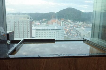 （センチュリーマリーナ函館　室内露天風呂からの眺望／PIXTA）