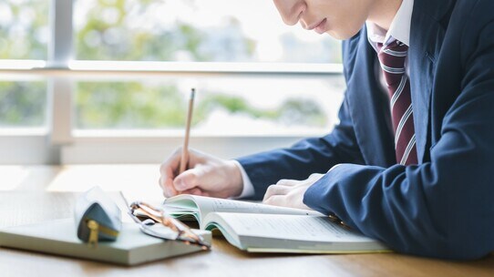 「医学部受験は数千万円レベルの投資」という厳然たる事実…〈合格〉という成果を最短で出せる親・〈浪人〉の繰り返しで資金を失う親の「決定的な差」