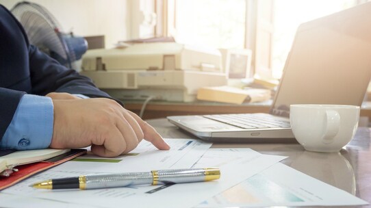 外国人労働者を雇用した際に会社が行うべき「届出」とは?