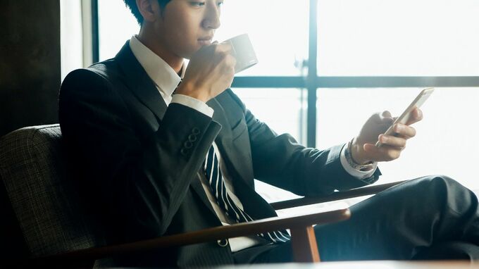 「先生」の教えを愚直に守ったら、半年で22万円増えた…帰宅は0時過ぎ、30代激務の会社員が投資で叩き出した異常な利回り。毎日欠かさない「朝8時30分からの10分ルーティン」