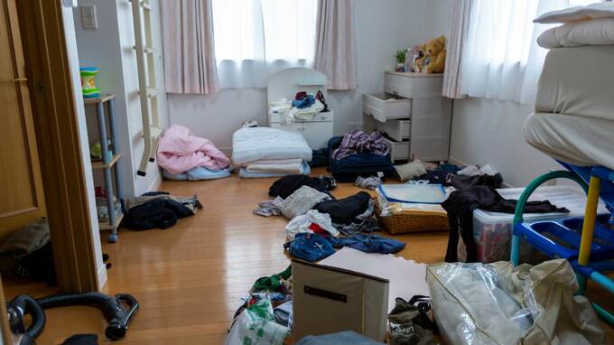 娘から届いたLINE「もう関わらないで」…〈年金月18万円〉空き缶と弁当容器が転がる部屋。70代夫婦が持ち家を手放し、公営住宅へ移ったワケ