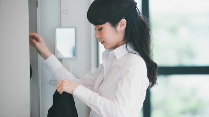 制服への着替えは「打刻前」…月収28万円・29歳女性が抱えるモヤモヤ。「着替えも仕事では？」と上司に尋ねた結果【社労士が解説】