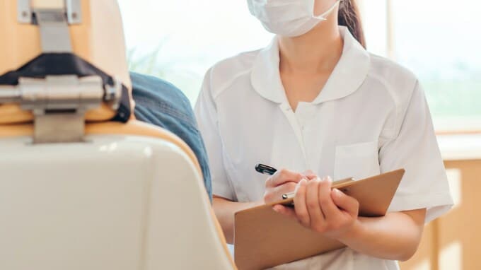 凄腕歯科医があえて「カルテに不要な情報」をメモさせる理由