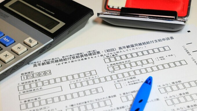 定年退職者たちの不安…継続雇用・再就職による「大幅な賃金低下」にどう対処する？