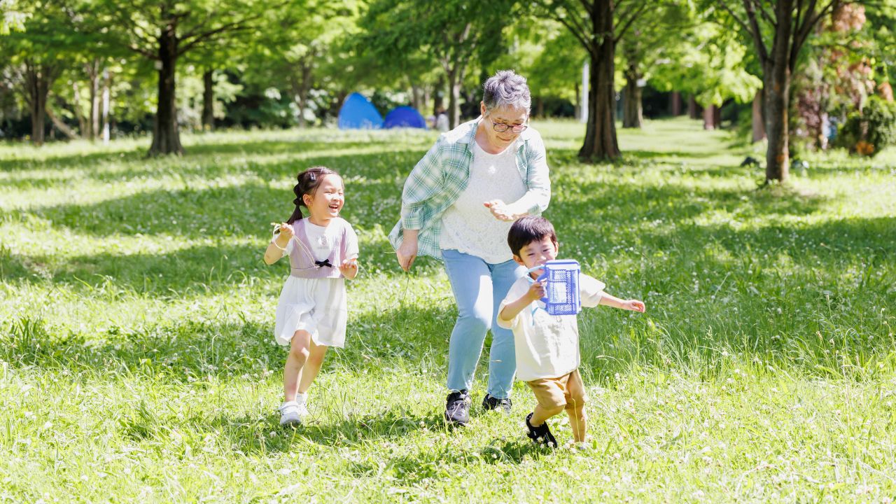 GWまであと1週間…3人の孫を連れた娘家族の帰省で30万円の飛行機代を毎年援助。年金22万円・貯金1,800万円の70歳夫婦が怯える「5月末の通帳残高」