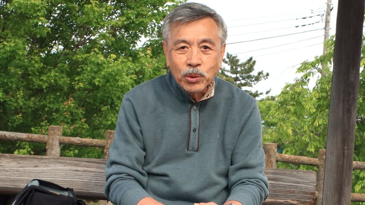 足元はボロボロのフェラガモ…〈貯金8,000万円〉早期退職から10年、68歳になった男性が平日の公園で「ストロング缶」を煽る理由