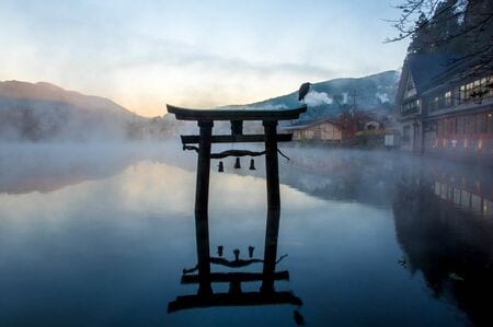 （金鱗湖の朝（大分県）／PIXTA）