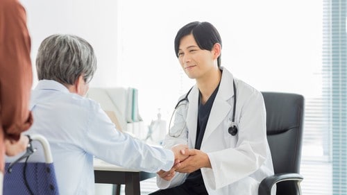 地域の医療連携で、拠点病院から症状の安定している患者を地域の開業医に「逆紹介」を積極的に始めたという。（※写真はイメージです／PIXTA）