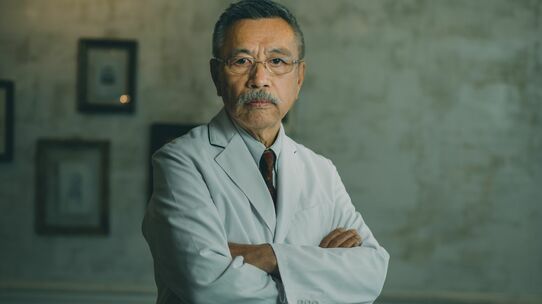 医師の写真でよく見るのは「カメラ目線で腕組み」だが…「患者が集まる病院」が使う意外なポージング【医師が解説】