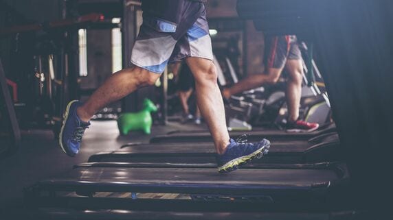 月収13万円でも早朝に高級ジム通い、移動はわざわざ高速道路…高校中退も、今や“数百億円”の資産を持つ大株主兼実業家〈超富裕層〉が「10代のころにやっていたこと」