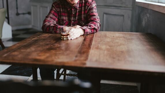 〈年金月18万円〉都内タワマン最上階でアンティーク家具に囲まれ、ブランド品を着飾るも…休日は質屋通い・日銭の心配が尽きぬ73歳男性の「裏の顔」【FPが解説】