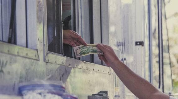 アメリカで避けて通れない「チップ文化」――旅行者を悩ませる“もうひとつの会計”【国際税理士が解説】