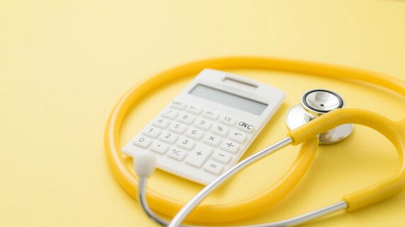 医療費の大幅な増減も?保険ごとに異なる「白内障手術」の方法