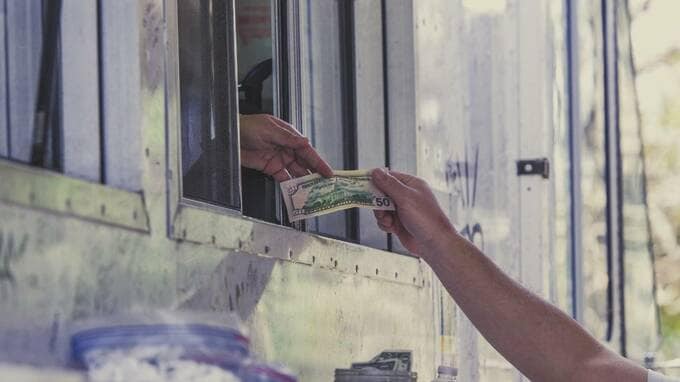 アメリカで避けて通れない「チップ文化」――旅行者を悩ませる“もうひとつの会計”【国際税理士が解説】