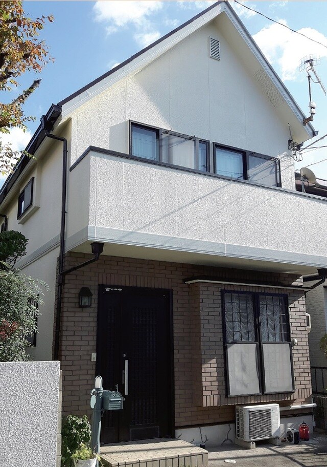 2つの無彩色の組み合わせは、都会的かつシックな印象を与えます。ピュアホワイトは汚れが目立ちやすいため、グレーがかった白を使うのもオススメです。