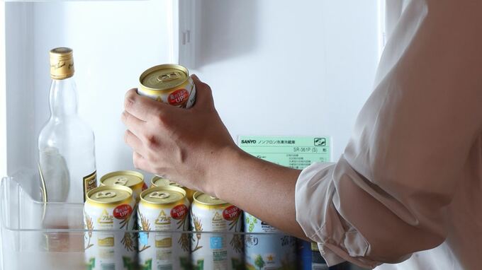 「これはこれで快適なんだ」年金月12万円、“カップ麺と缶ビール”が並ぶキッチンで…72歳父が娘に見せた〈ひとり老後の覚悟〉