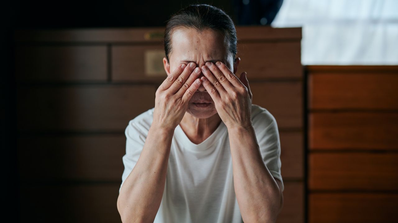 悔やんでます…年金月11万5,000円・団地住まいの68歳女性、貯金残高1,240円でも「生活保護」を拒み続けた代償