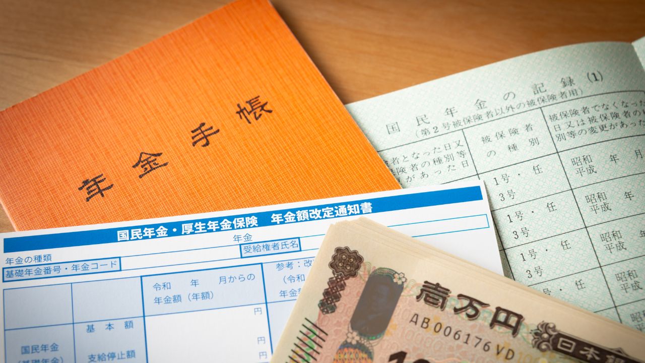 日本年金機構から届いた「年金決定通知書」に65歳男性「これでどう生きていけと」…40年を超える会社員人生の先に待つ「残酷な年金額」