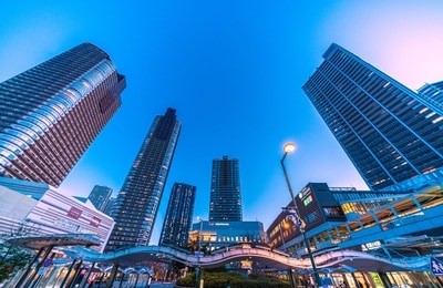 武蔵小杉駅とタワーマンション群（出所：PIXTA）