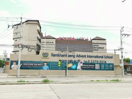 スクールの大通り沿いにも、「Discover the best at the most affordable price」（最も手ごろな価格で最高を見つけ出せ）と書かれたポスターが掲げられている