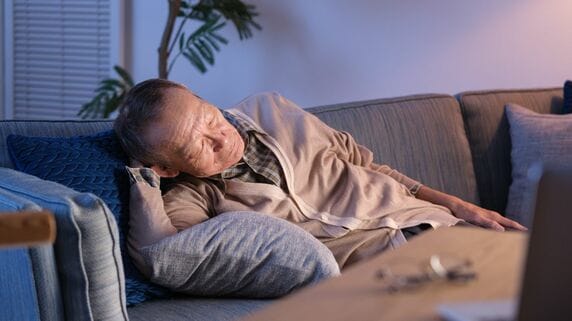 「年金だけじゃ生きていけない、だけど…」67歳元管理職、今日も家でぼんやり。貯金残高1,000万円を切り“老後破産まっしぐら”も「それでも働けない」ワケ