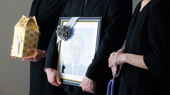 元商社マンの父が急逝…「住民票も実印も遺言もない」40代姉妹が〈8,000万円の遺産相続〉を乗り越えるまで【相続の専門家が解説】