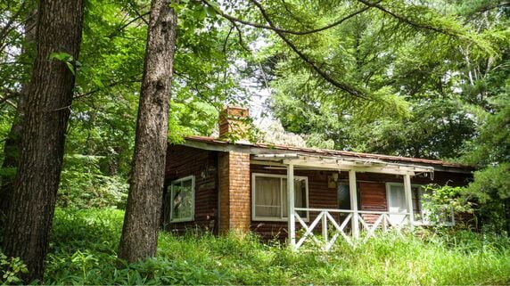 草津温泉も圏内…〈350万円の訳アリ山荘〉での二拠点生活を満喫する62歳男性。「週末は自宅」を選ぶ〈逆転の老後生活〉