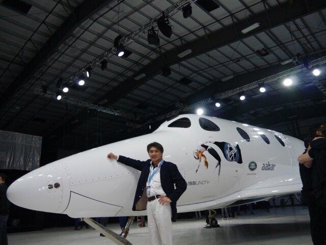 ヴァージンギャラクティック社の宇宙船ユニティと筆者(ASTRAX提供)