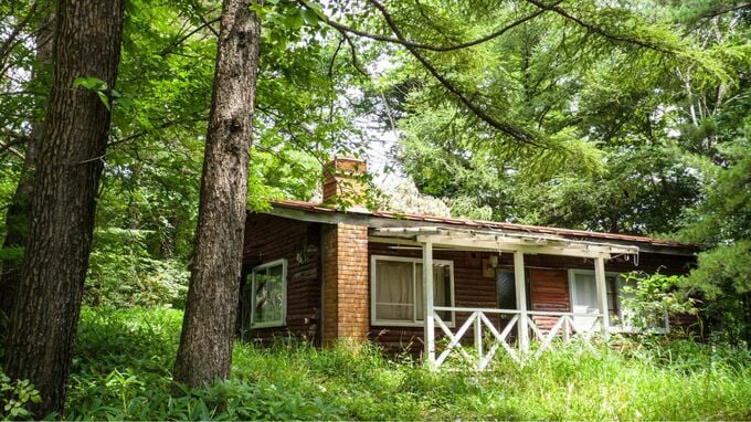 草津温泉も圏内…〈350万円の訳アリ山荘〉での二拠点生活を満喫する62歳男性。「週末は自宅」を選ぶ〈逆転の老後生活〉