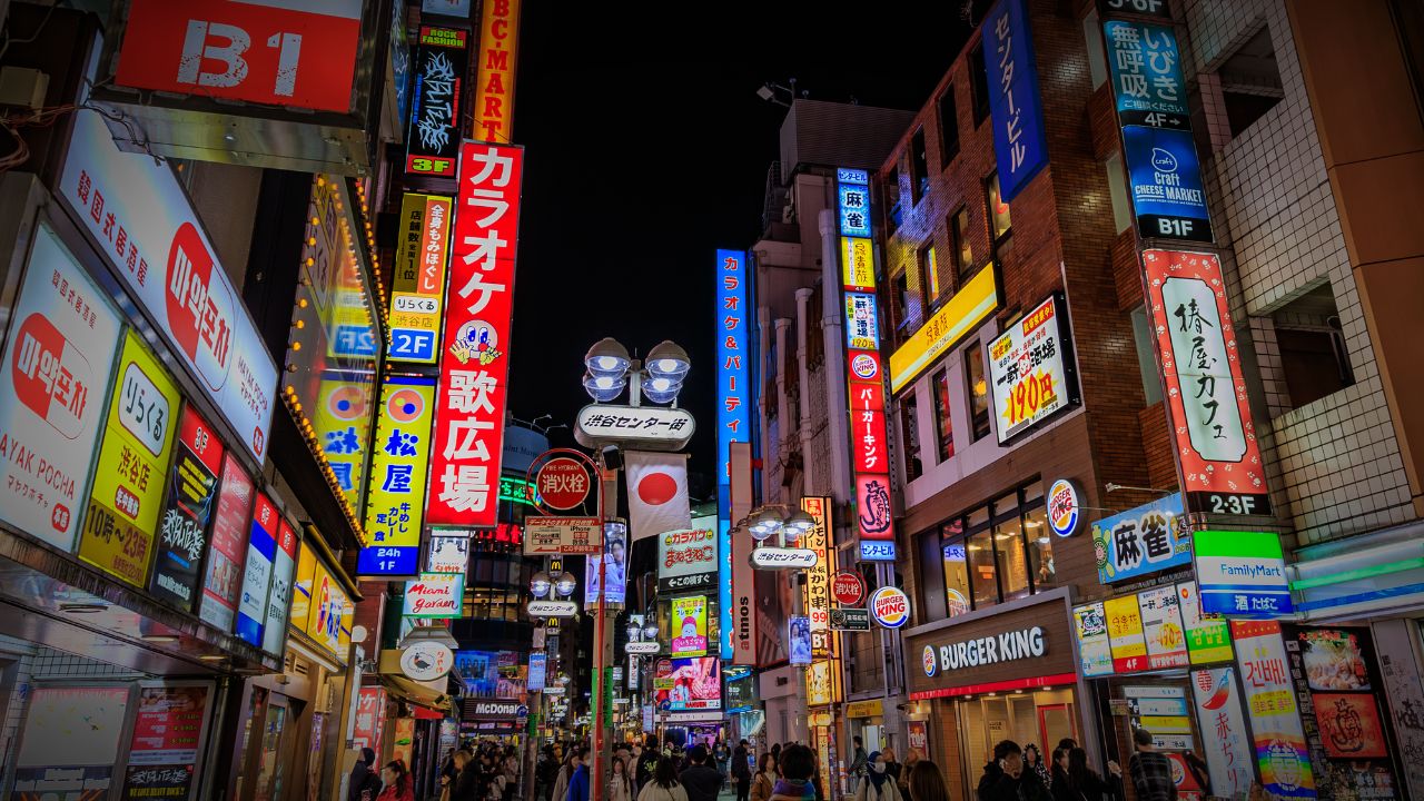 〈年金月18万円〉〈貯蓄2,000万円〉あるのに…75歳・独身男性「惨めです。」寒空の繁華街、ファーストフード店で夜を明かした理由