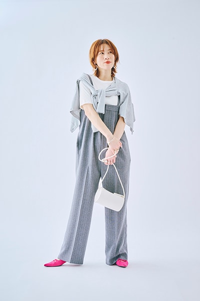 カーディガン UNIQLO　Ｔシャツ UNIQLO（スタイリスト私物）　サロペットパンツ ROCCO　イヤリング Lattice　バングル ラピュイ（キャセリーニ）　バッグ 私物　パンプス EVOL