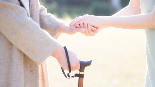 家事の援助サービスを上手に利用することで、ひとりでも問題なく暮らしていくことができる（画像はイメージです／PIXTA）