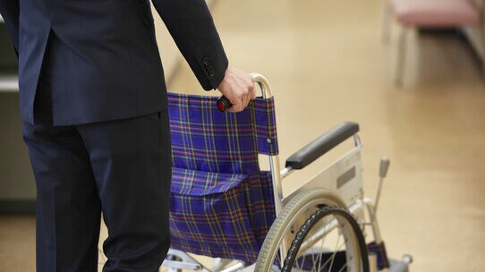 雇用者の20人に1人が介護をしている現実…企業の対応は?