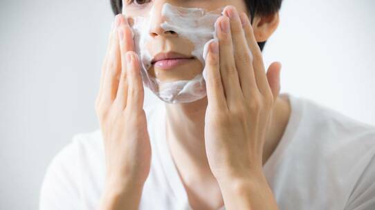 肌の「摩擦」には老化以外の弊害が。メラニンが奥に入り込み、美白剤の効果が薄れるという恐ろしい事実【皮膚科医が解説】