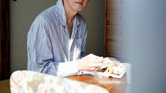 〈元気な人〉という先入観がありました…ひとり暮らしの70代父を訪ねた50代息子夫婦、リビングに広がるまさかの光景に「父を責められない」と涙したワケ