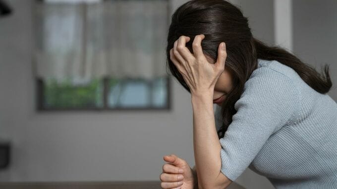 年金265万円・貯金5,000万円、父逝去で憔悴の84歳母に「老人ホーム入居」を勧めるも…55歳娘が陰でこっそり悔やんだワケ【FPが解説】